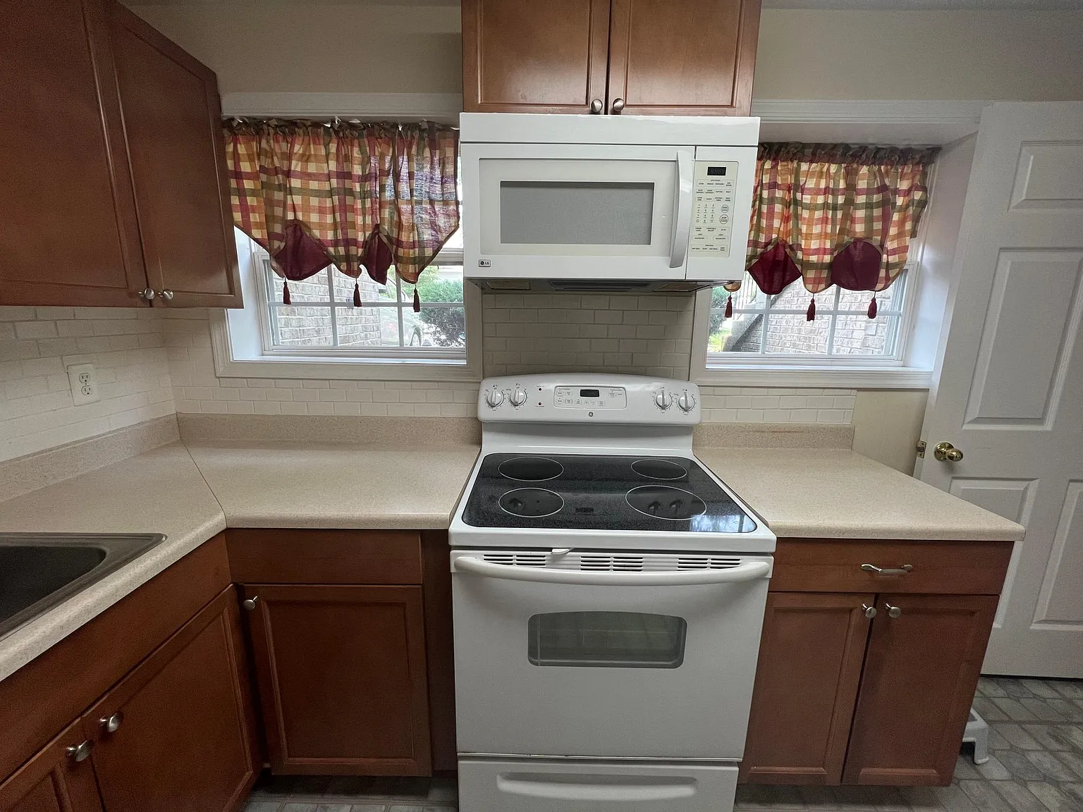 3 bed, 1416 sqft, $2,490 — Photo 2