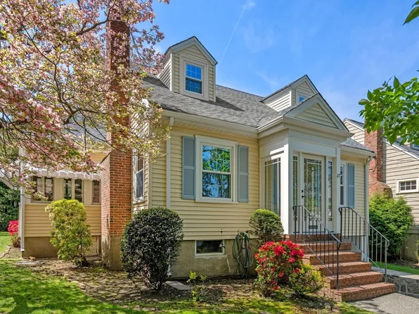 27 Hope Ave, Milton, MA 02186