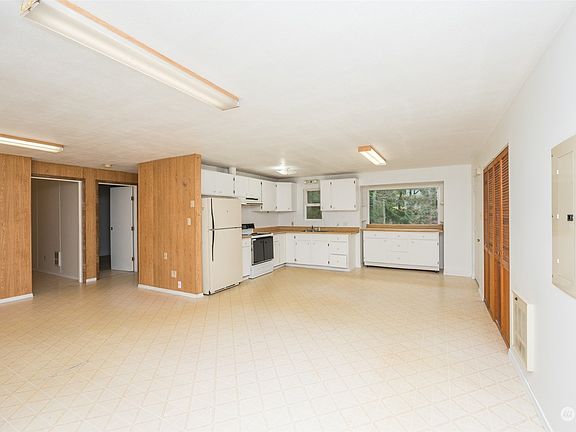 3rd image of 351 N Chinook Drive N