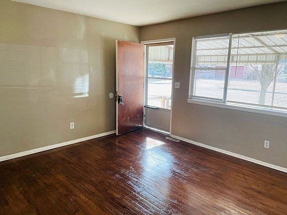 3rd image of 3024 S Saint Paul Ave