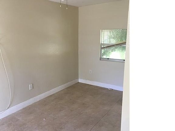 4th image of 908 NE 17th Ter APT 6