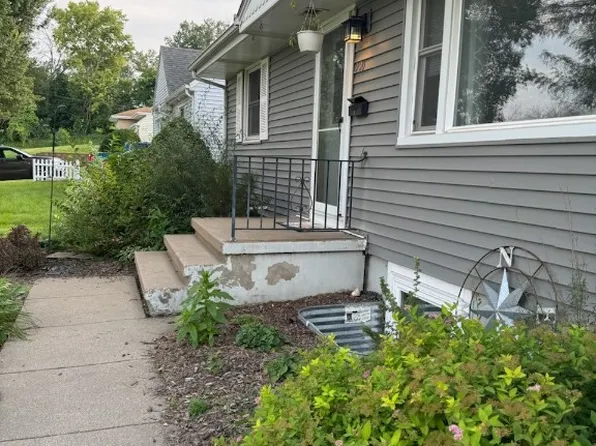 220 23rd St NW, Cedar Rapids, IA 52405