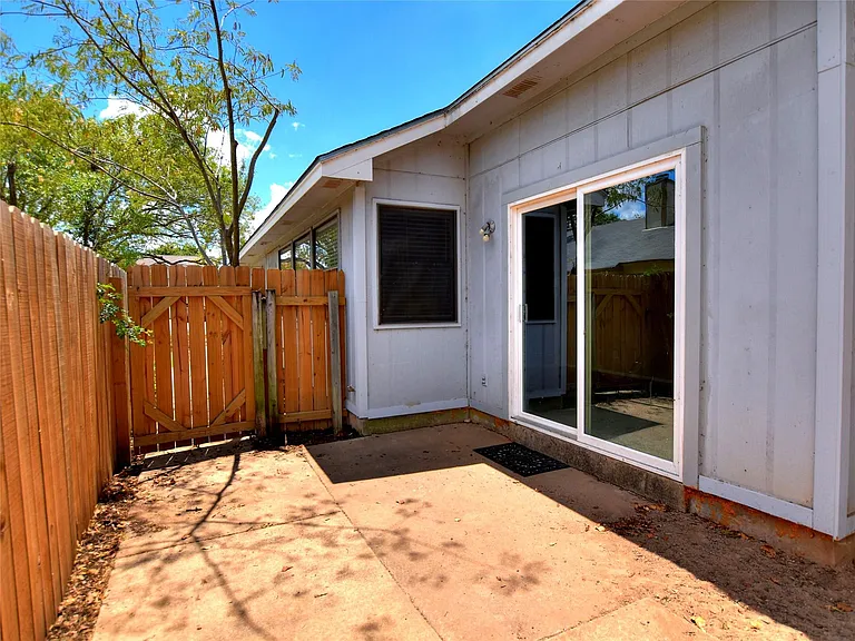 813 Primrose Ln — Photo 24