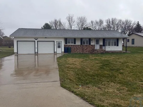 230 E 2nd St, Ashton, IA 51232