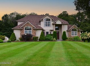 35 Devonshire Way, Halfmoon, NY 12065