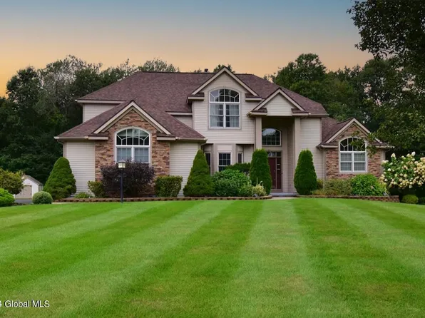 35 Devonshire Way, Halfmoon, NY 12065