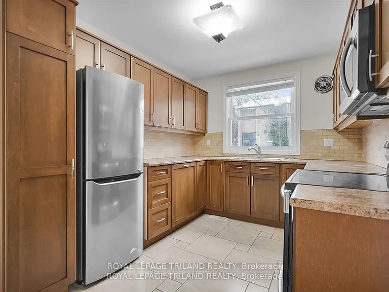 624 Wonderland Rd N — Photo 6