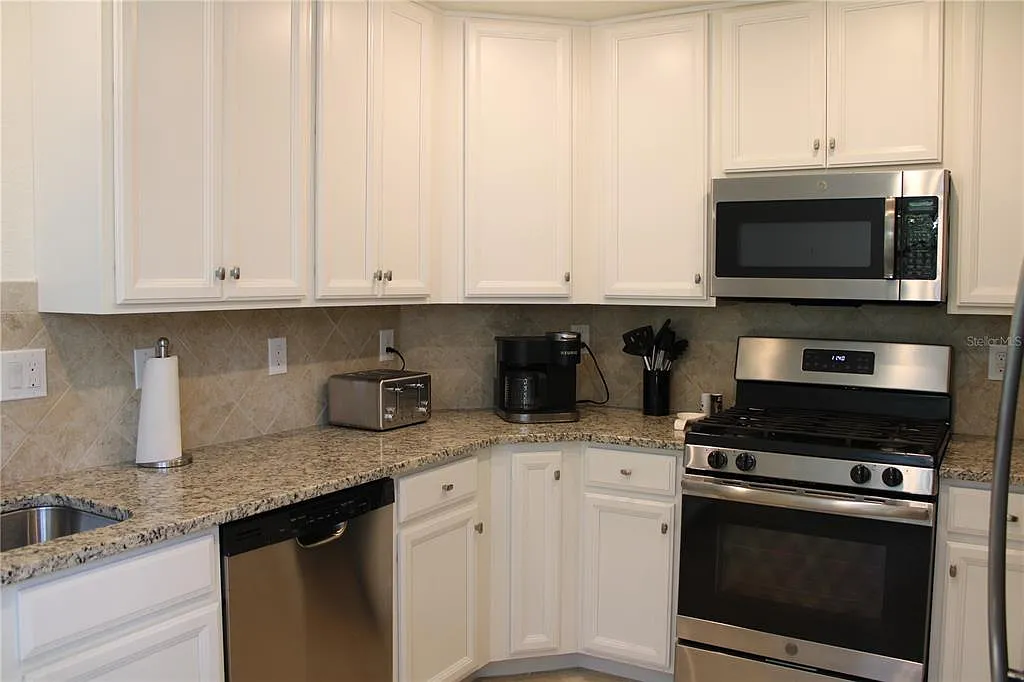 3 bed, 2.0 bath, 1741 sqft, $6,995 — Photo 2