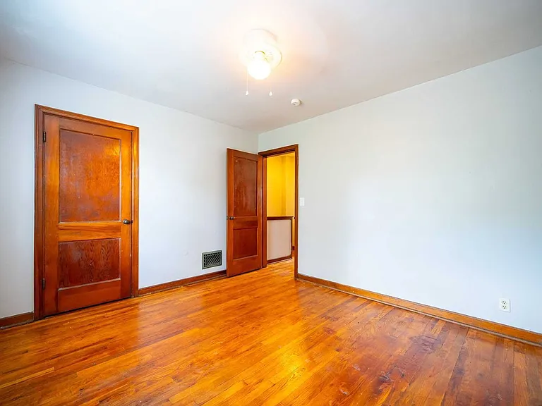 213 E Hudson St — Photo 15