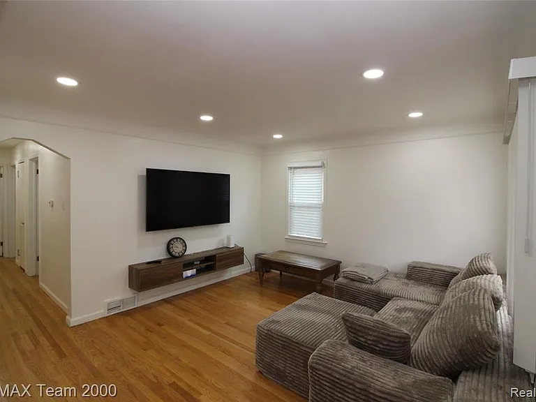 24301 Colgate St — Photo 8