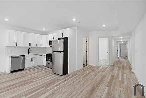 1st image of 890 N 42nd St