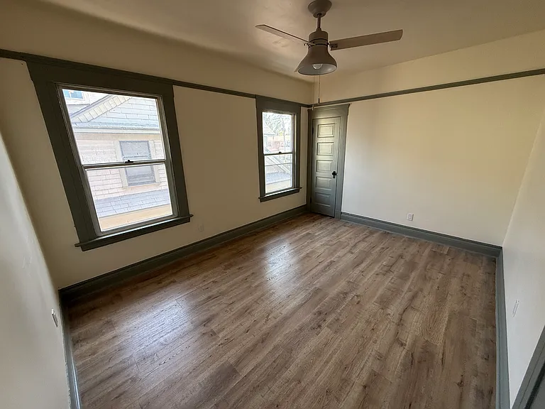 242 W 6th St — Photo 1