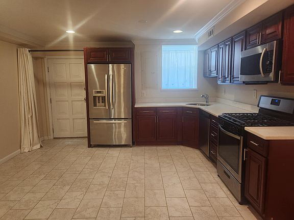 Eat-in kitchen with stainless steel appliances (French door refrigerator, Dishwasher, Microwave, gas range/oven).