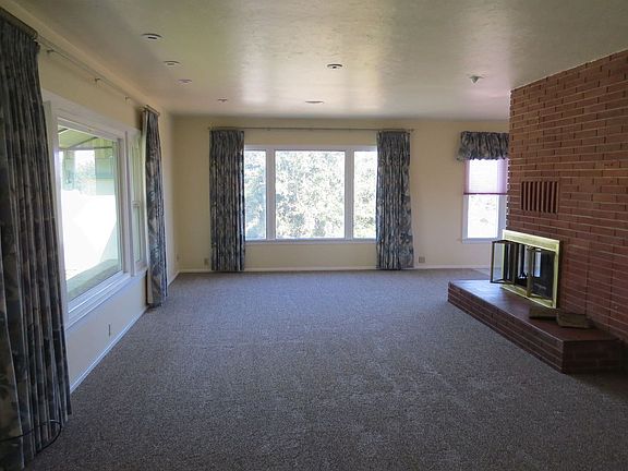 2nd image of 1490 Hillcrest Dr