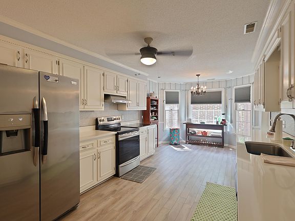 5th image of 70 Delorme Ct