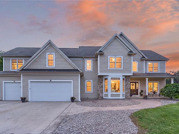 2nd image of 11 Grey Wolf Dr