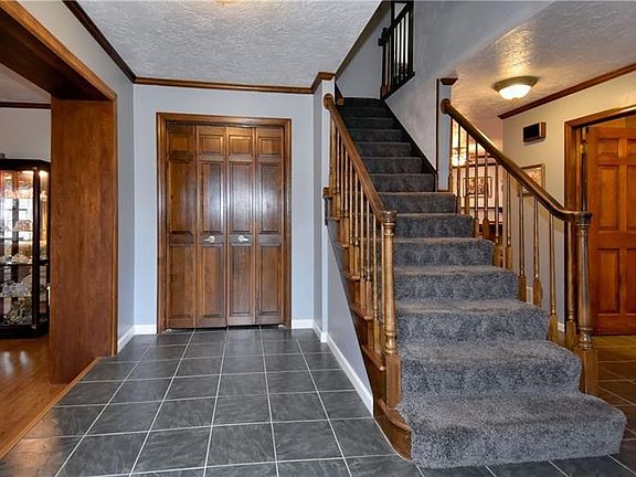 Greet guest in this open foyer.
