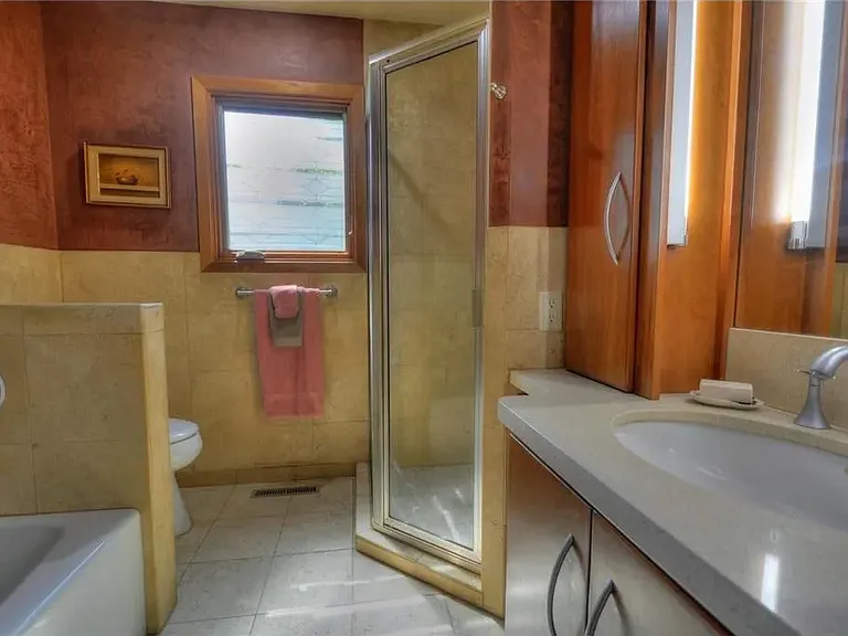 Bathroom 1 with shower and tub