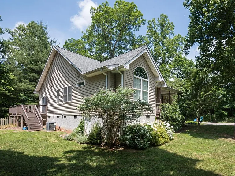 58 Old Spring Dr — Photo 2