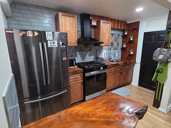5th image of 448 Robbins St