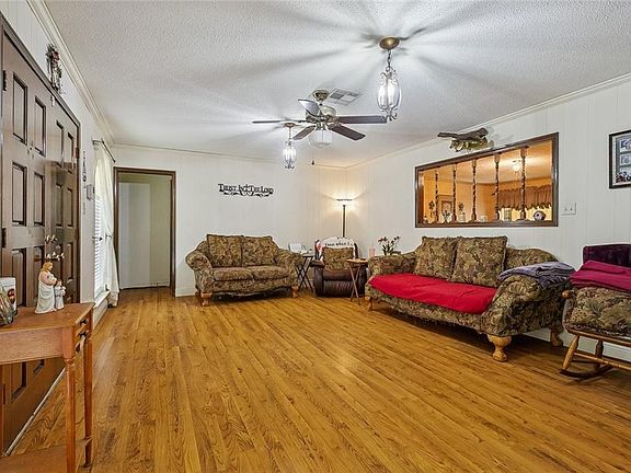 4th image of 122 E 12th Extension St