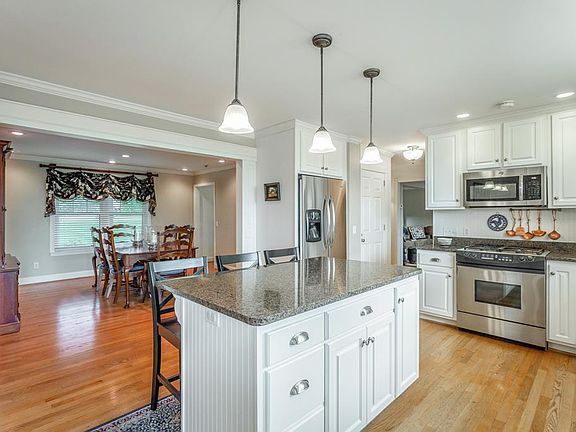 3rd image of 831 Windy Hill Dr