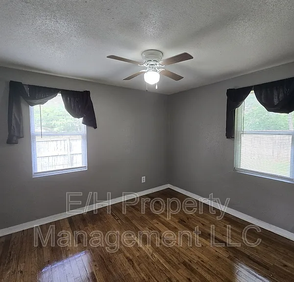 1010 E 8th St N — Photo 10