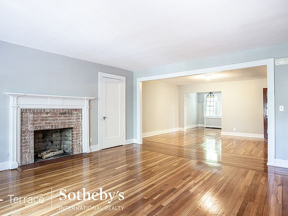3rd image of 160 Burns St Floor 3