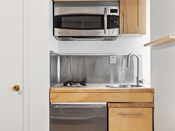 2nd image of 300 8th Ave APT 4K