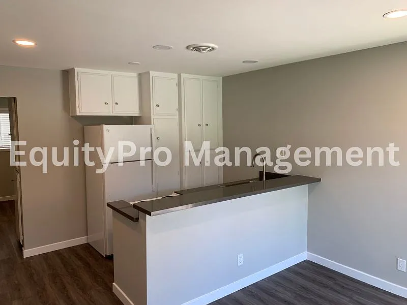 Building Photo - 7041 Pickering Ave #10