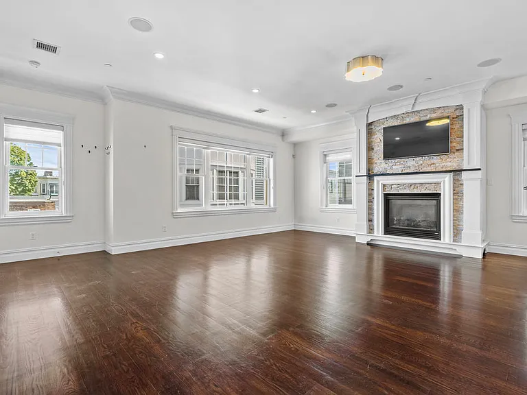 161 Tudor St #4 — Photo 5