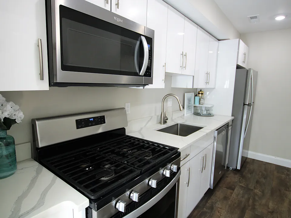 59 Strathmore Rd #1