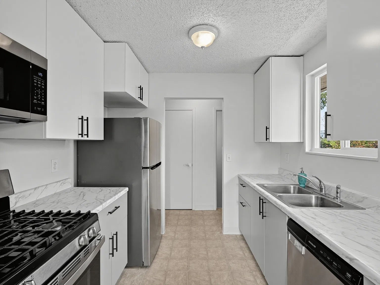 3 bed, 2150 sqft, $3,100 — Photo 4