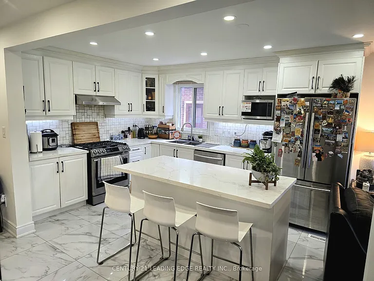 11 Radford Cres #MAIN FLR — Photo 2