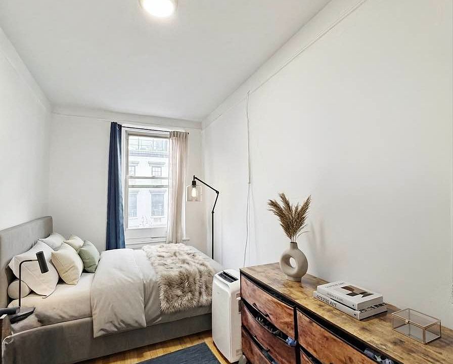 1st image of 335 W 19th St #D13