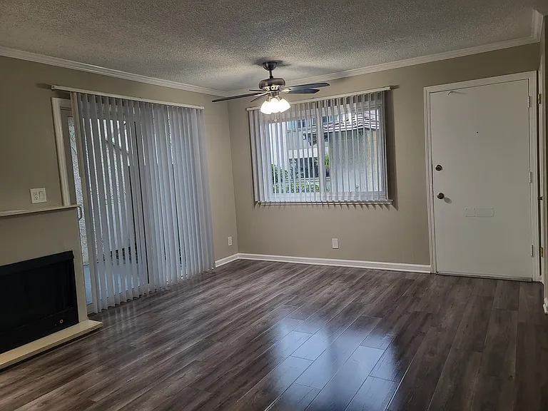 Chateau Gardens Apartments — Photo 11