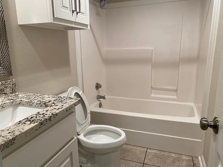 8111 Seguin Ave — Photo 10