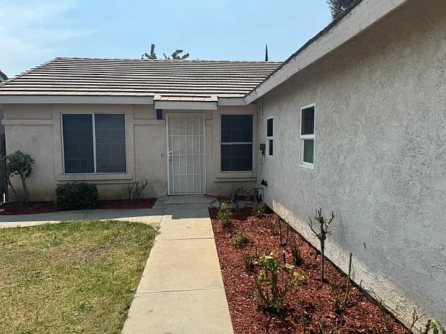 3 bed, 1120 sqft, $2,075 — Photo 3