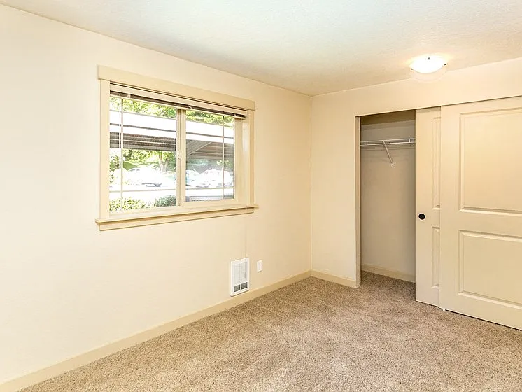 9627 NE 195th Cir — Photo 6