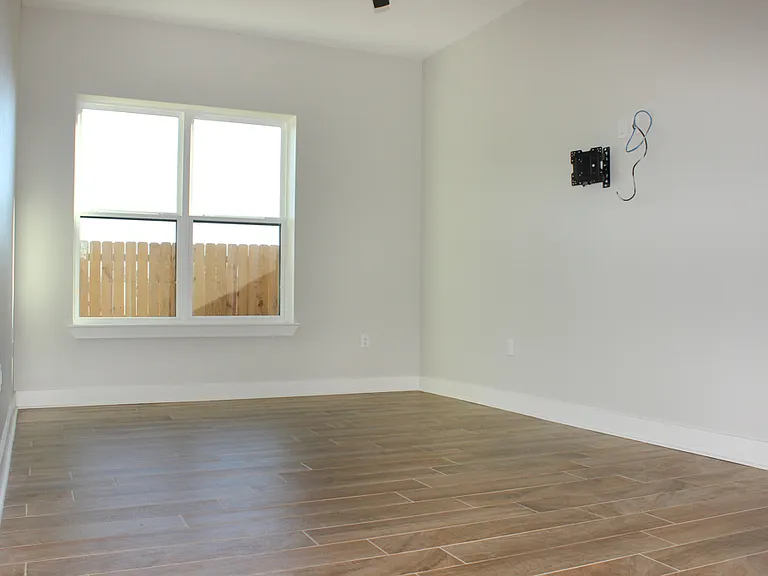 1905 Greenleaf St — Photo 13