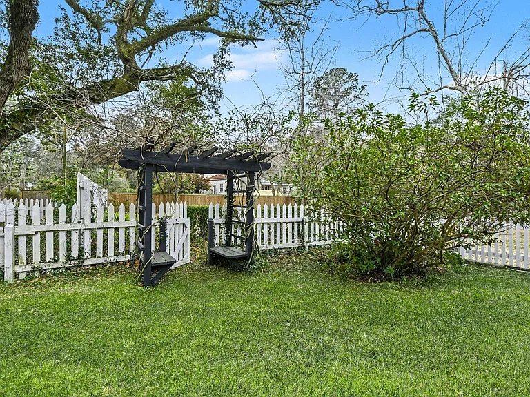216 W Carolina Ave — Photo 37