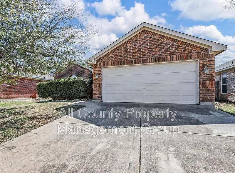 3 bed, 2.0 bath, 1526 sqft, $1,895 — Photo 2