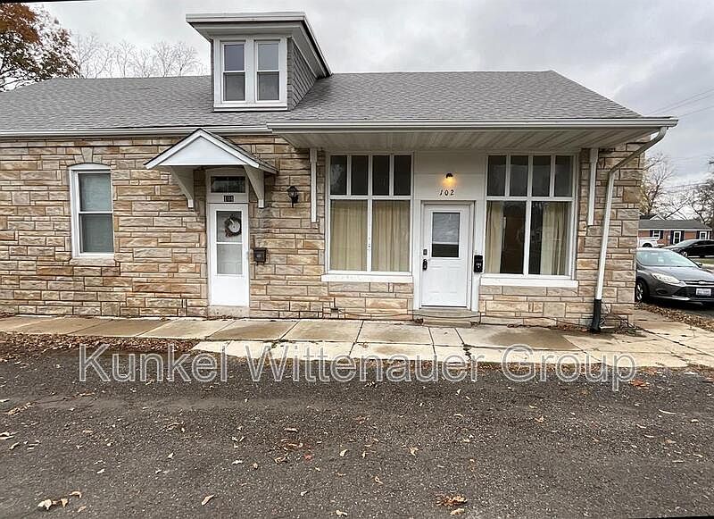 1st image of 102 S Alton St