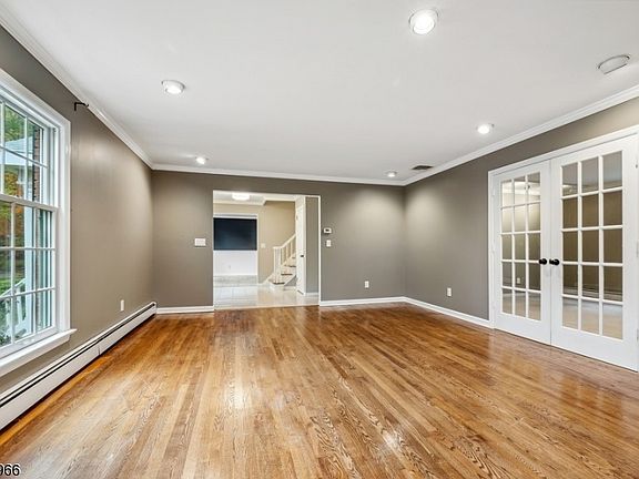 4th image of 40 Knollwood Dr