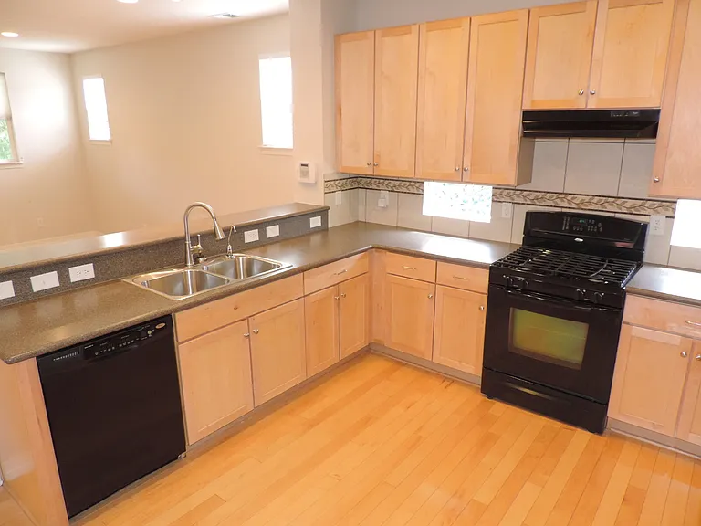 2246 Ulster St — Photo 5