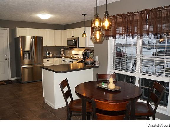 4th image of 15 Marianne Dr