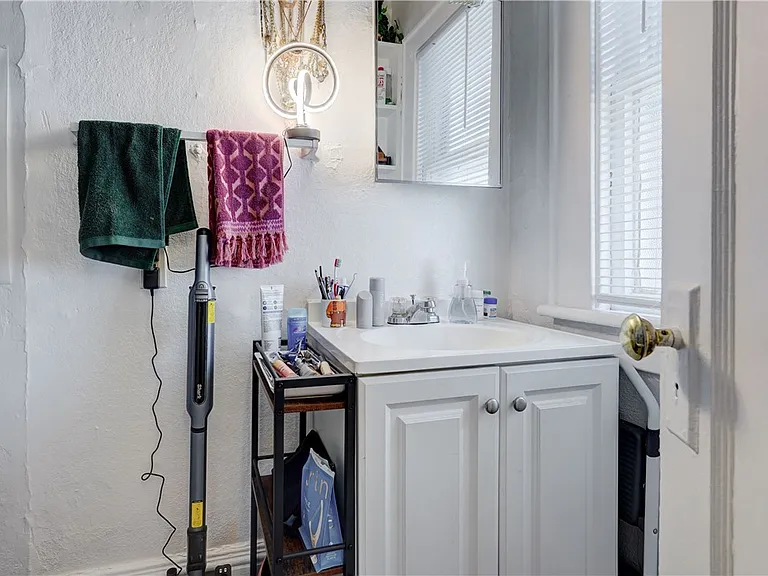 8 Rowley St #1 — Photo 10