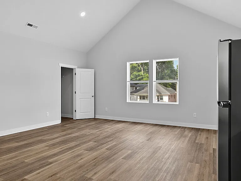 3953 Unit B (Upper level)