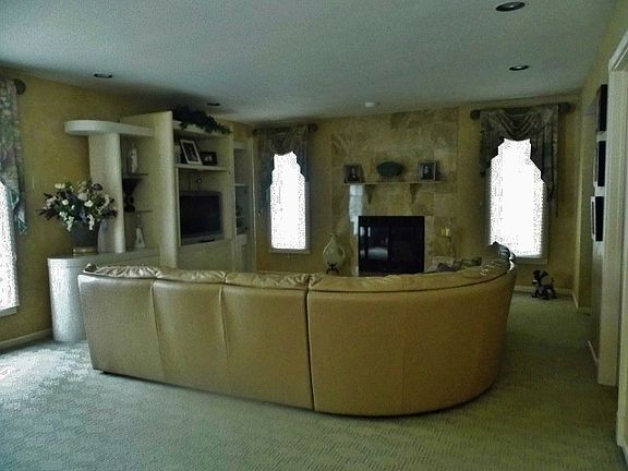 4th image of 10 Horseshoe Ct