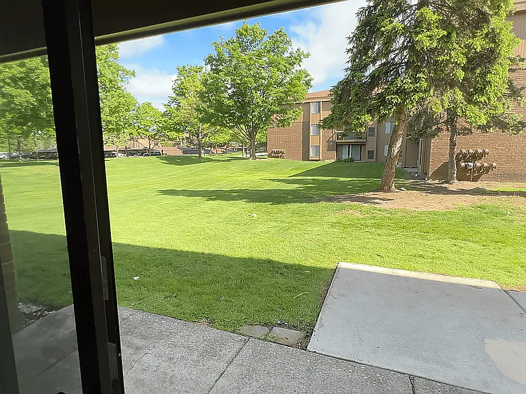 Lakeside Village Apartments — Photo 164